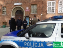 2016-11-29 plac sierpnia policja radiowóz trzaskowski (2)